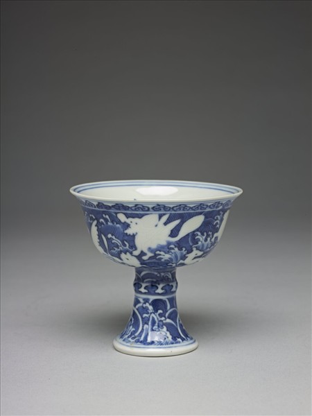 青花海獸梵文高足杯