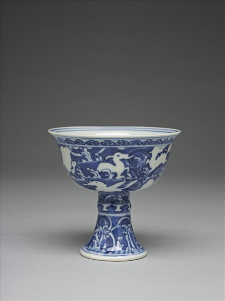 青花海獸梵文高足杯