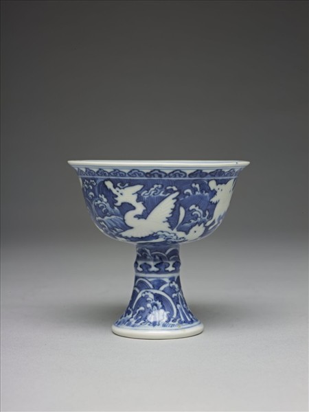 青花海獸梵文高足杯