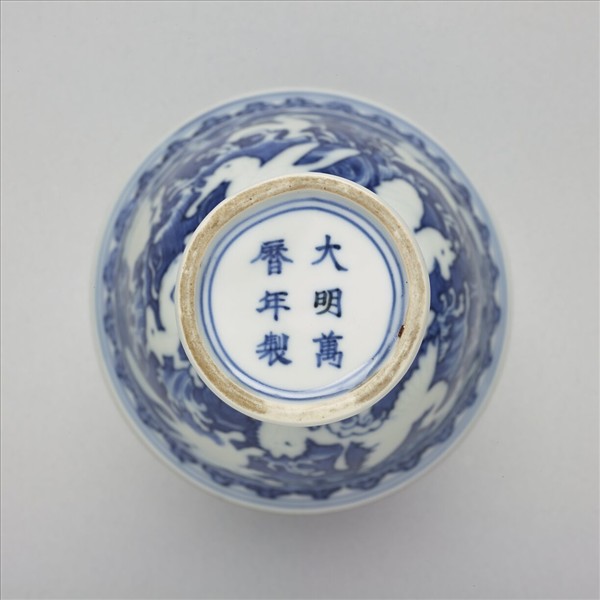 青花海獸梵文高足杯