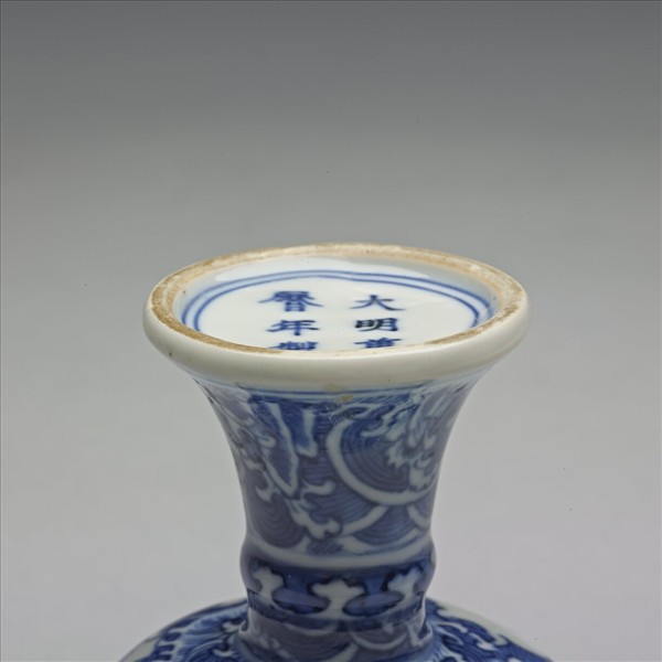 青花海獸梵文高足杯