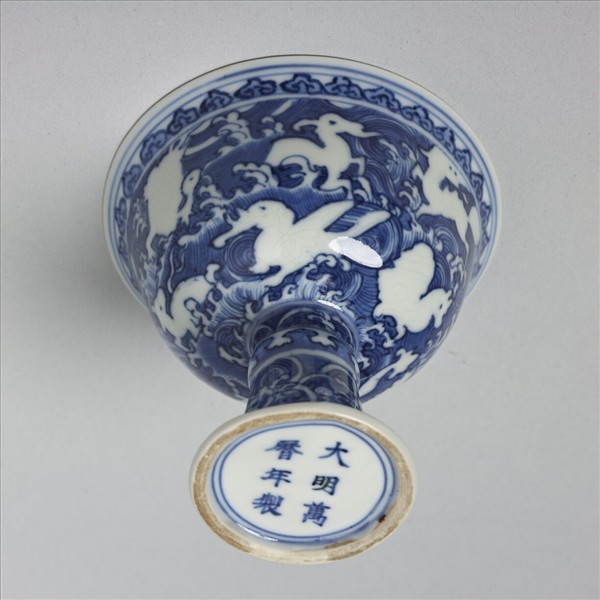 青花海獸梵文高足杯