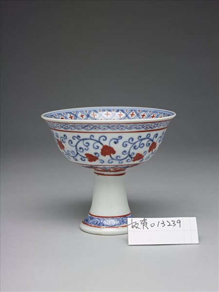 青花描紅轉枝花卉紋高足杯