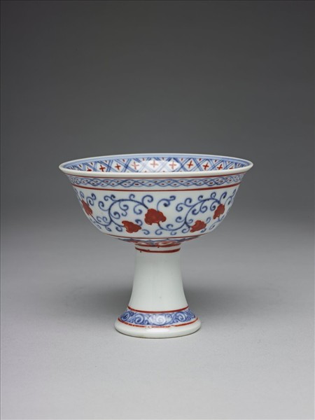青花描紅轉枝花卉紋高足杯