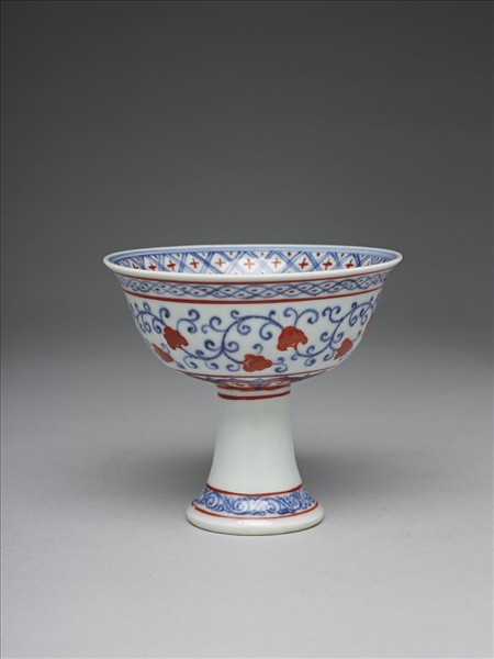 青花描紅轉枝花卉紋高足杯