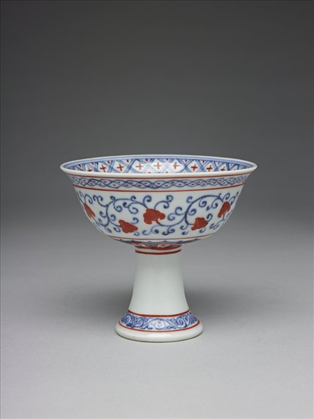 青花描紅轉枝花卉紋高足杯