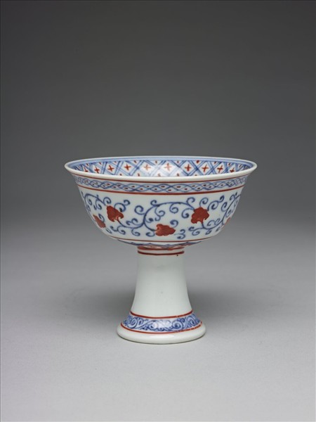 青花描紅轉枝花卉紋高足杯
