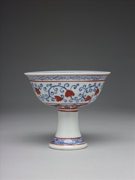 青花描紅轉枝花卉紋高足杯