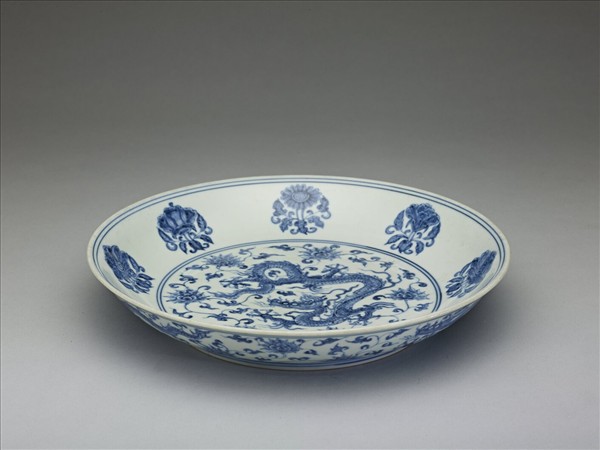 青花團花龍紋盤