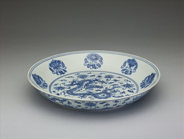 青花團花龍紋盤