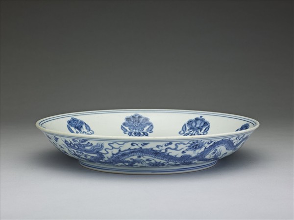 青花團花龍紋盤