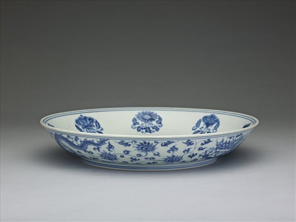 青花團花龍紋盤
