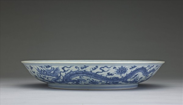 青花團花龍紋盤