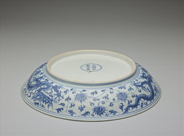 青花團花龍紋盤