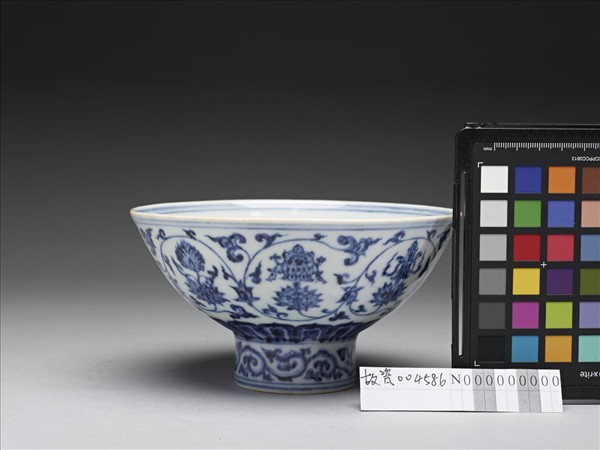 青花蓮托八吉祥紋高圈足碗