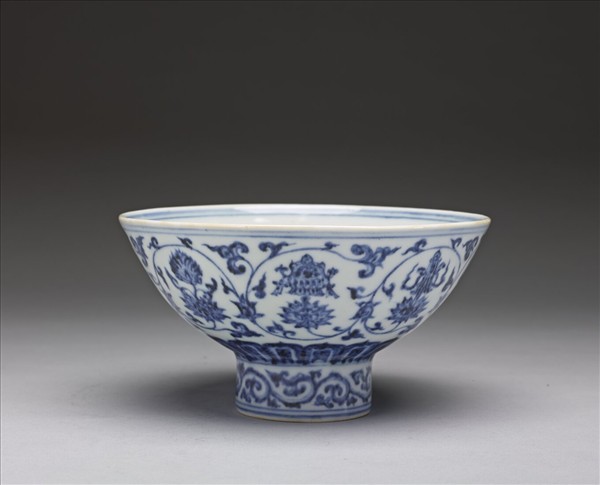 青花蓮托八吉祥紋高圈足碗