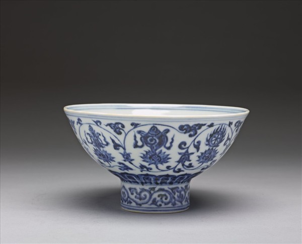 青花蓮托八吉祥紋高圈足碗