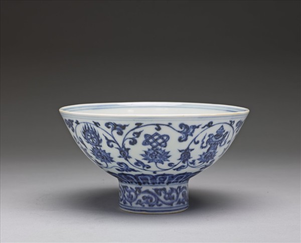 青花蓮托八吉祥紋高圈足碗