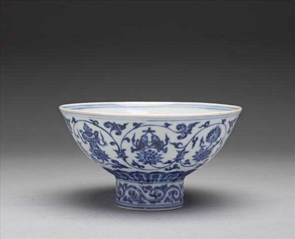 青花蓮托八吉祥紋高圈足碗