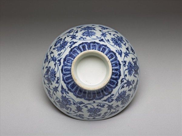 青花蓮托八吉祥紋高圈足碗