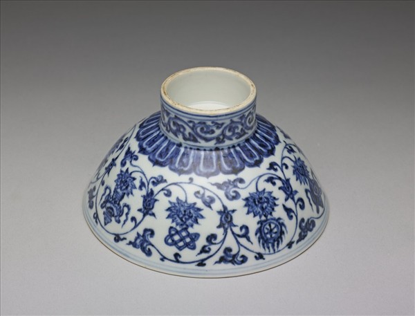 青花蓮托八吉祥紋高圈足碗