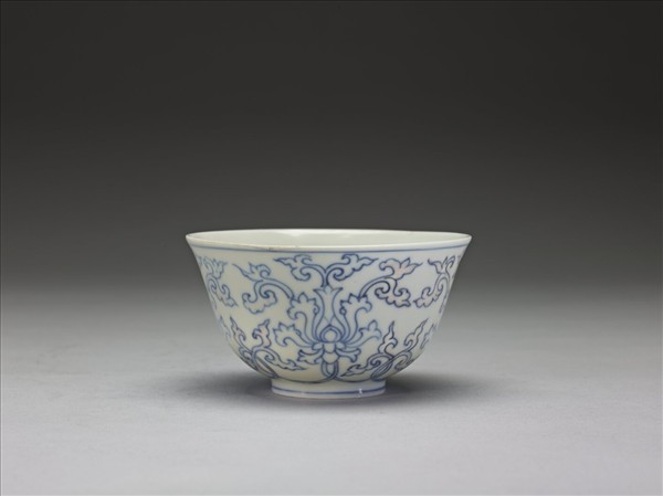 青花纏枝番蓮紋杯