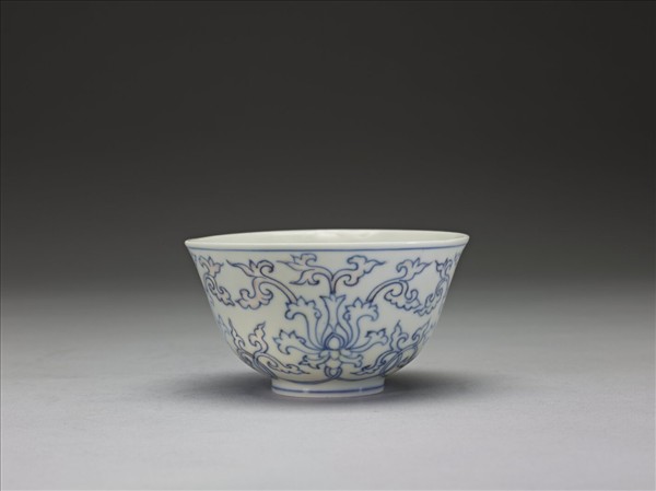 青花纏枝番蓮紋杯