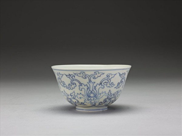 青花纏枝番蓮紋杯