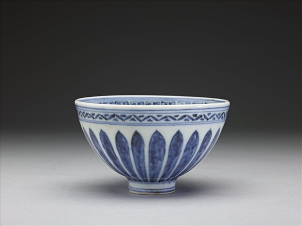 青花蓮瓣紋蓮子碗