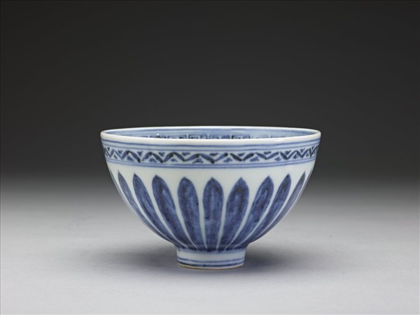 青花蓮瓣紋蓮子碗