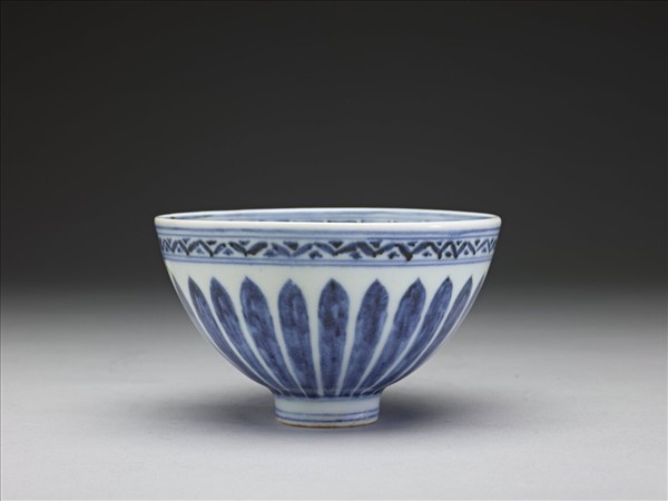 青花蓮瓣紋蓮子碗