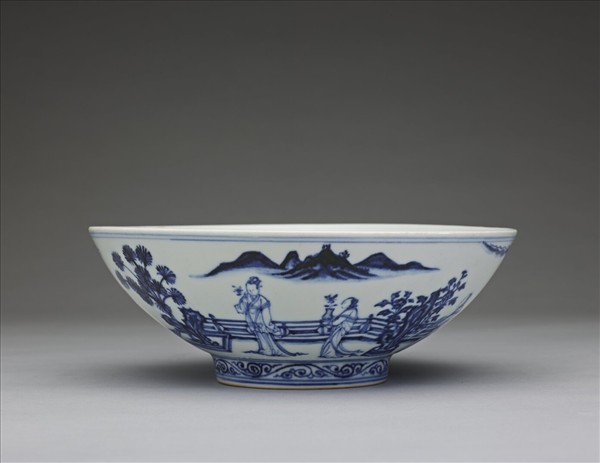 青花庭園仕女圖碗