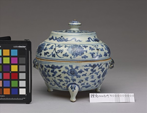 青花花卉紋三足蓋罐