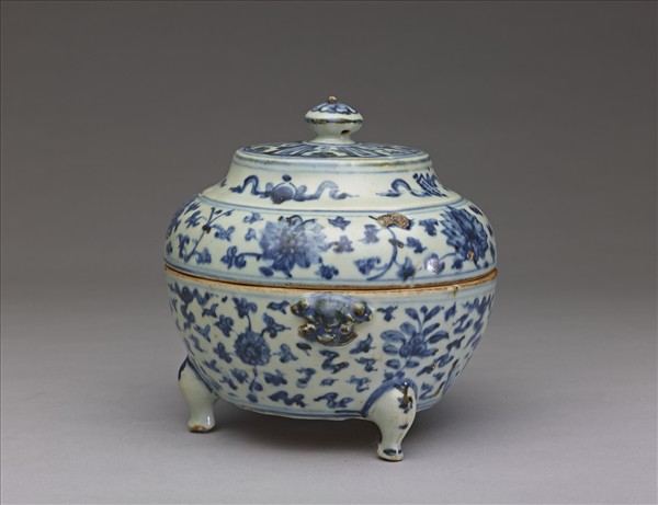 青花花卉紋三足蓋罐