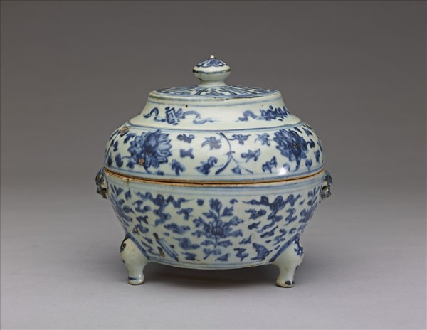 青花花卉紋三足蓋罐