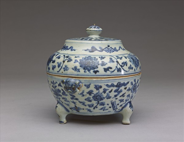 青花花卉紋三足蓋罐
