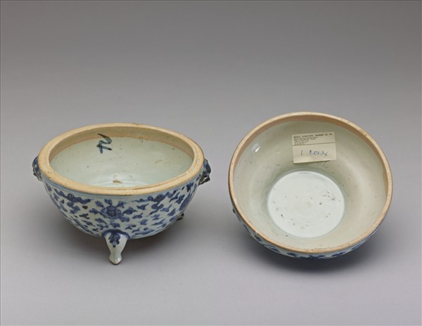 青花花卉紋三足蓋罐