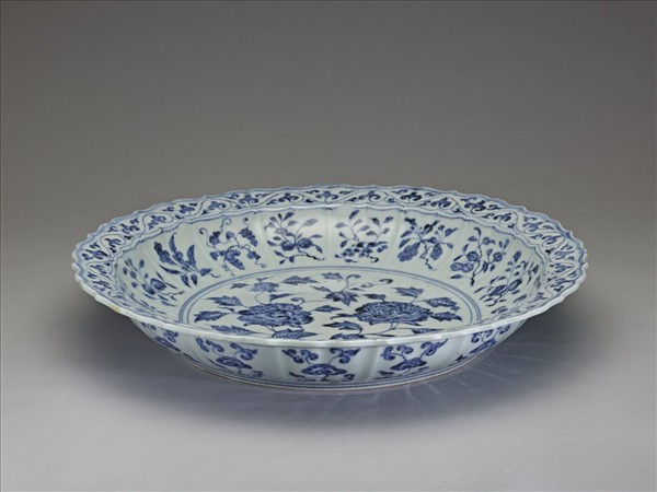 青花四季花果紋蓮花式盤