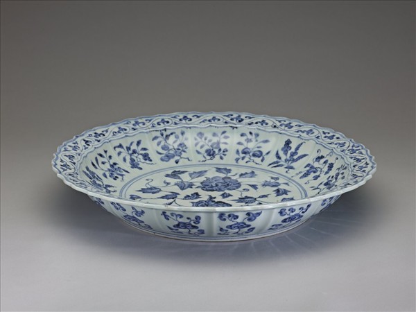 青花四季花果紋蓮花式盤