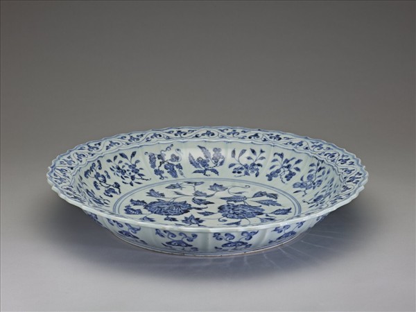 青花四季花果紋蓮花式盤