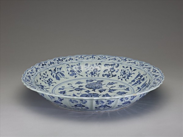 青花四季花果紋蓮花式盤