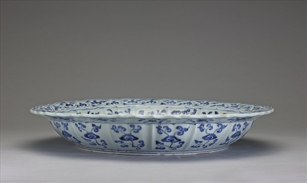 青花四季花果紋蓮花式盤