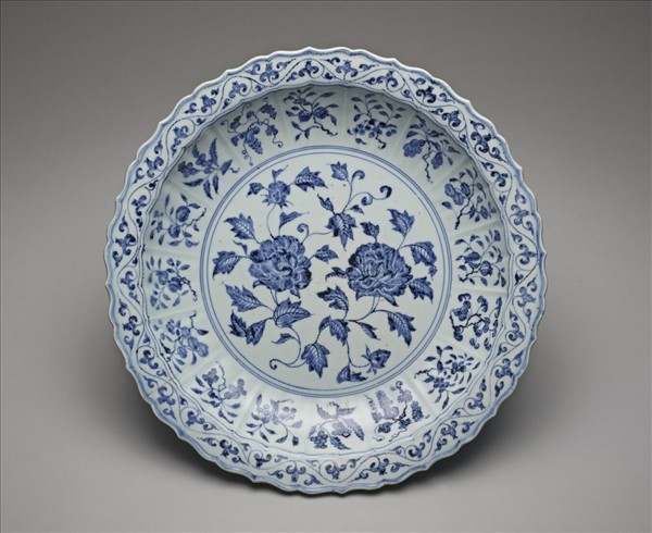青花四季花果紋蓮花式盤