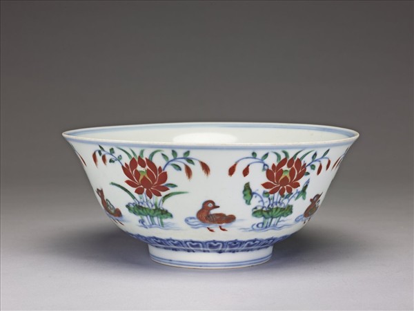 鬥彩蓮塘鴛鴦紋碗