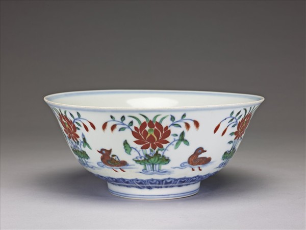 鬥彩蓮塘鴛鴦紋碗