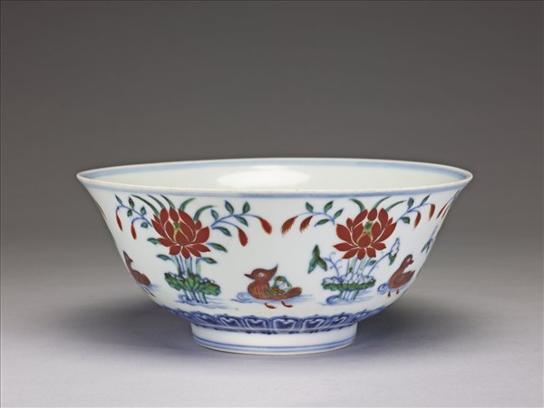 鬥彩蓮塘鴛鴦紋碗