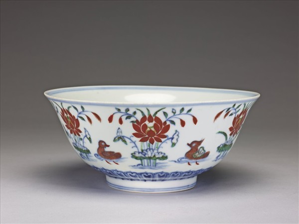 鬥彩蓮塘鴛鴦紋碗