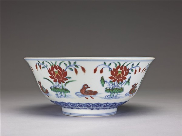 鬥彩蓮塘鴛鴦紋碗