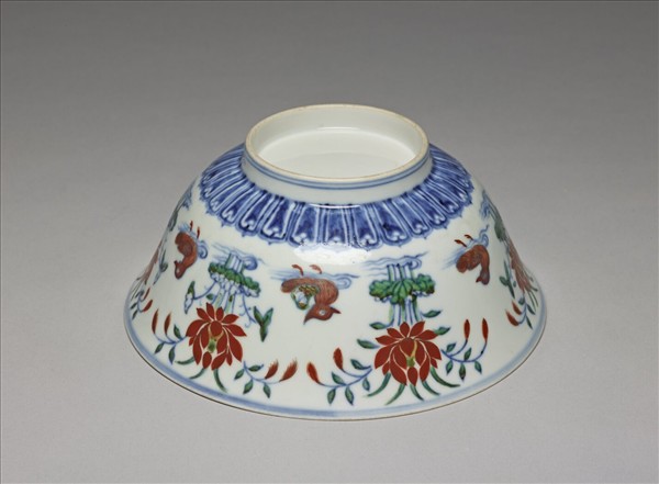 鬥彩蓮塘鴛鴦紋碗