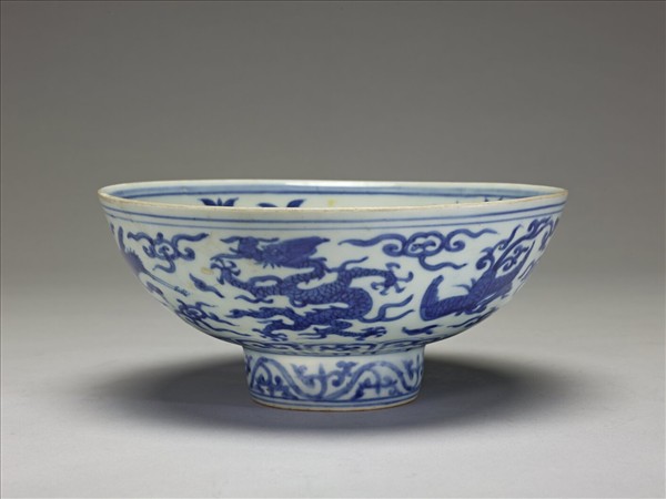 青花龍鳳壽字紋高足碗